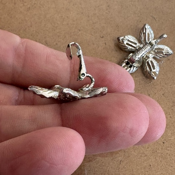 Vintage Silver Flower Clip On Earrings. - Picture 3 of 5